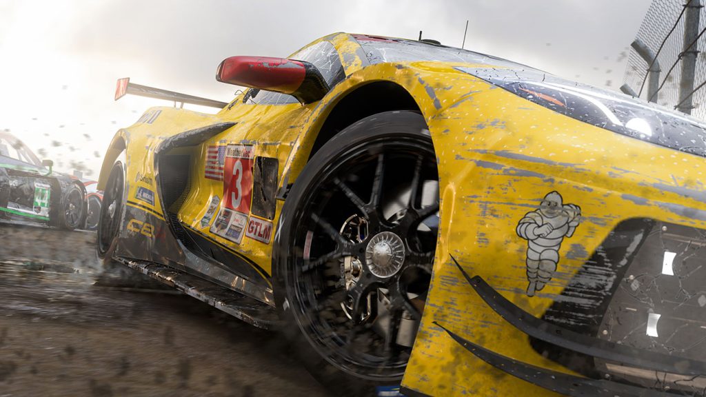 Forza Motorsport 8 - GT jaune sur circuit - sponsor auvergnat Michelin Bibendum - France - vue avant depuis les jantes